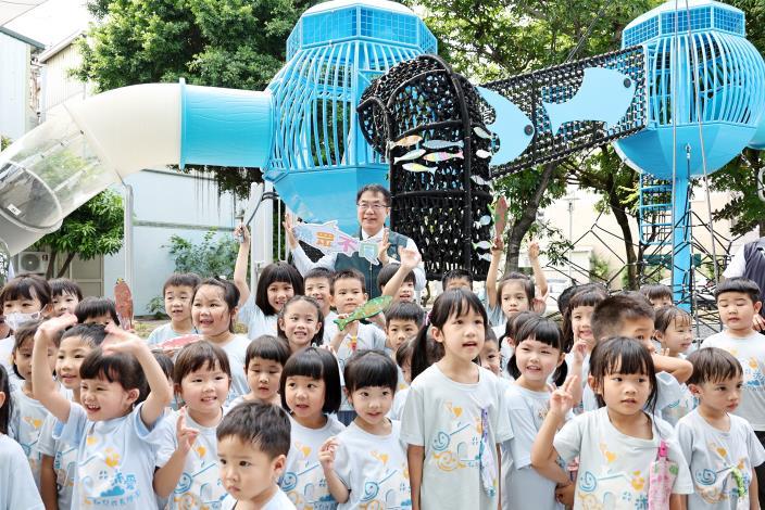 黃偉哲市長推親子友善空間！臺南華德公園「漁眾不同」遊戲場正式啟用