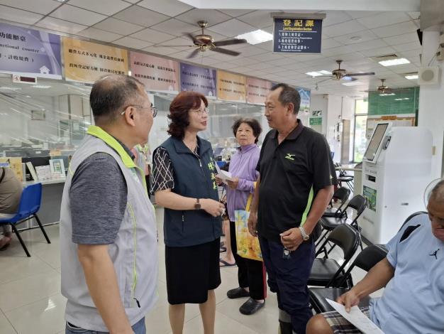 臺南市地政局長陳淑美親臨白河、鹽水、佳里地政所，關心農損戶申請謄本情形