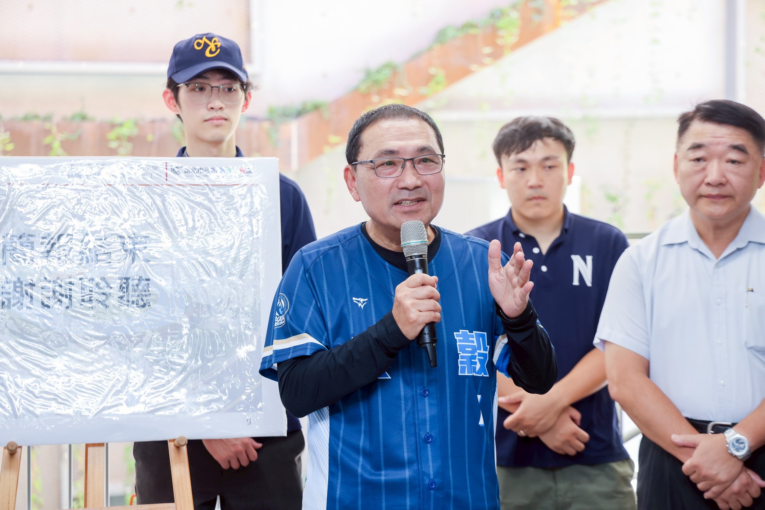 新北市興穀國小全新操場完工 地下停車場提供329車位 新北市長侯友宜說明智慧化管理系統